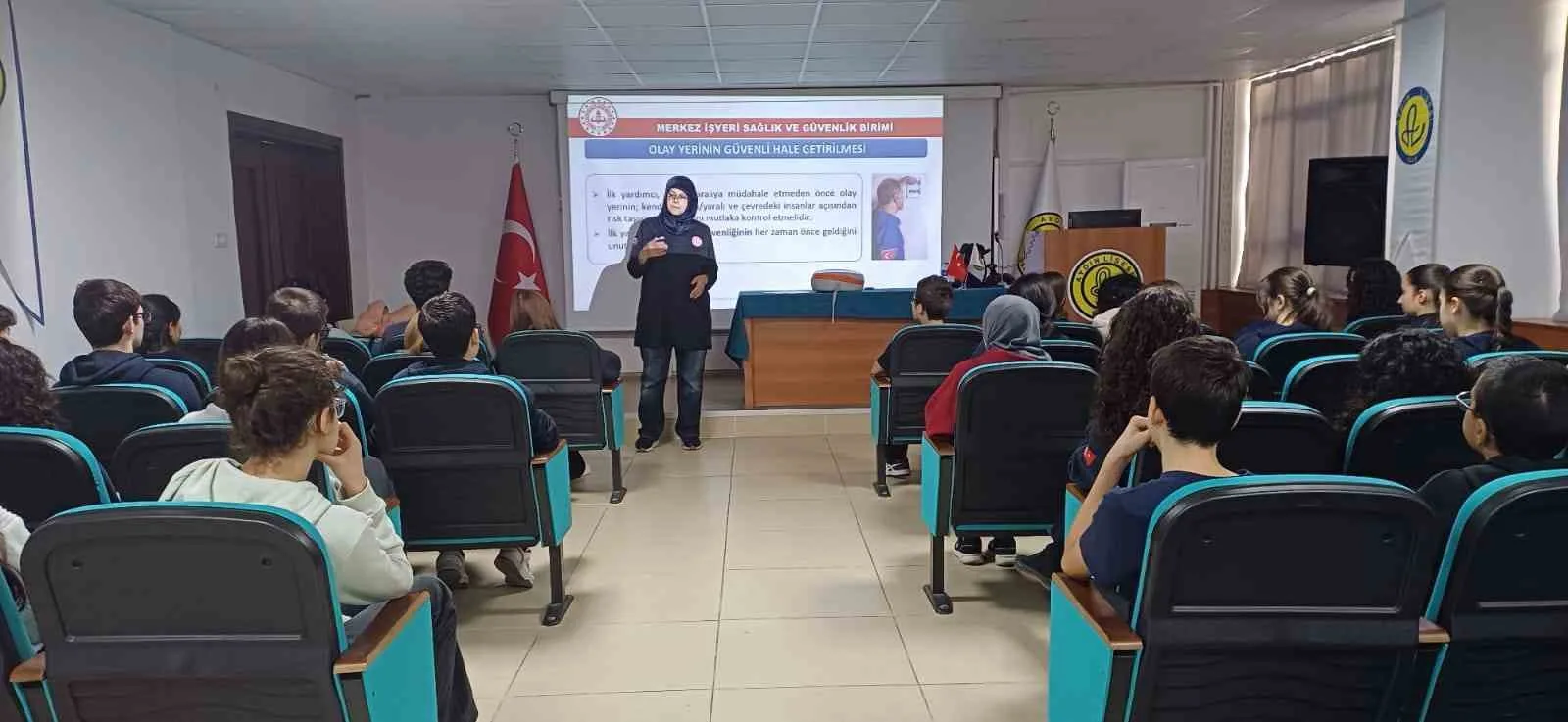 Aydın Lisesi’nde İl Sağlık Müdürlüğü uzmanları tarafından düzenlenen seminerde öğrencilere