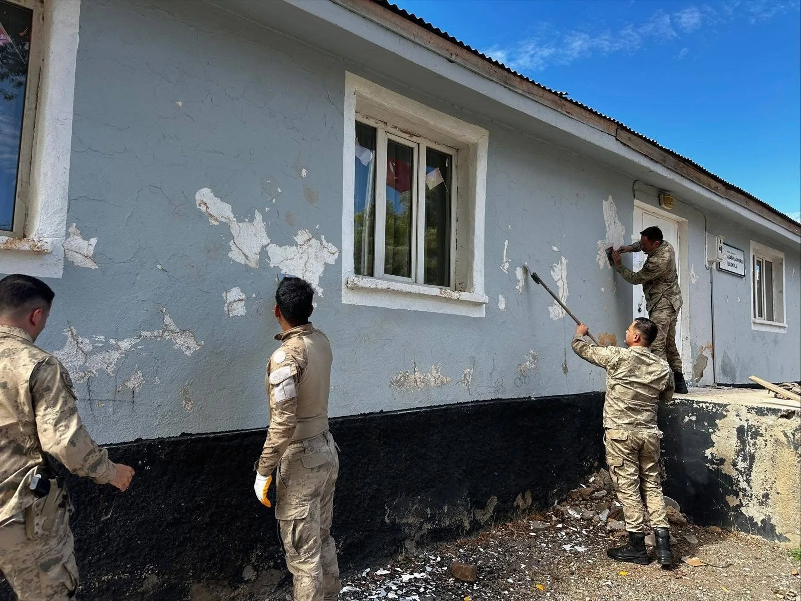 Karlıova’da jandarma ekipleri, Aşağı Yağmurlu İlkokulu’nda boya, temizlik ve onarım