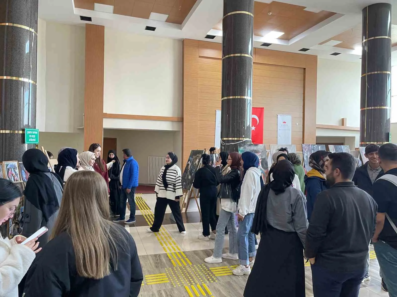 Bingöl Gençlik Merkezi’nde eğitim alan gençlerin ürettiği ahşap, resim, filografi