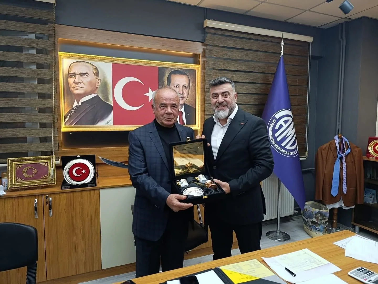 Afyonkarahisar’da 9 dönemdir muhtarlık yapan Mehmet Vedat Boztay’a, hizmetlerinden dolayı