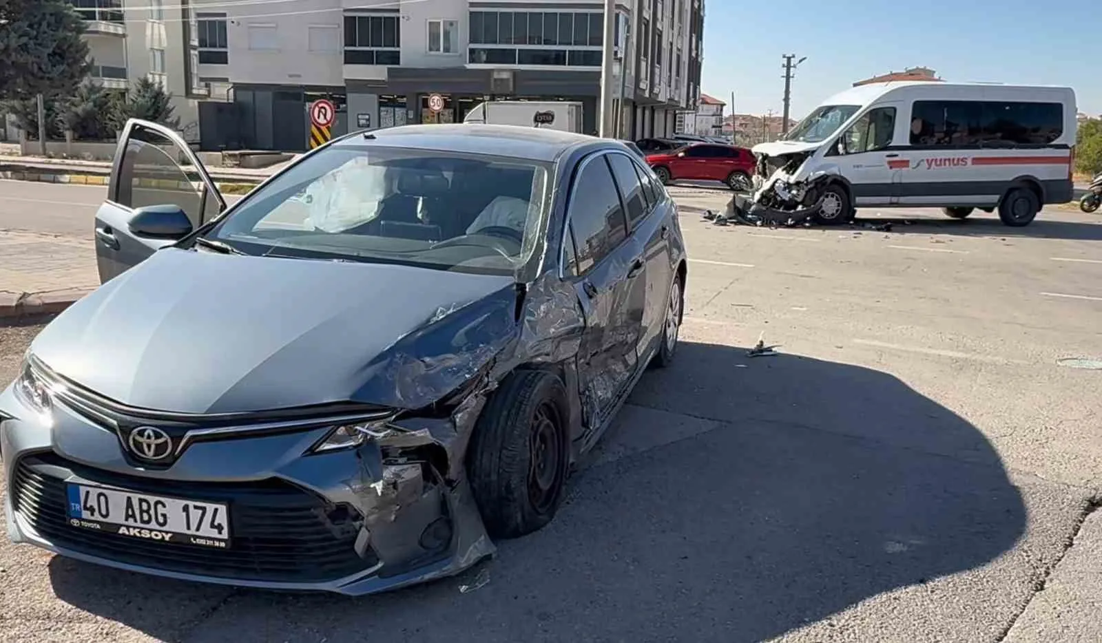 Hasas Mahallesi’nde meydana gelen kazada servis minibüsü ile otomobil çarpıştı.
