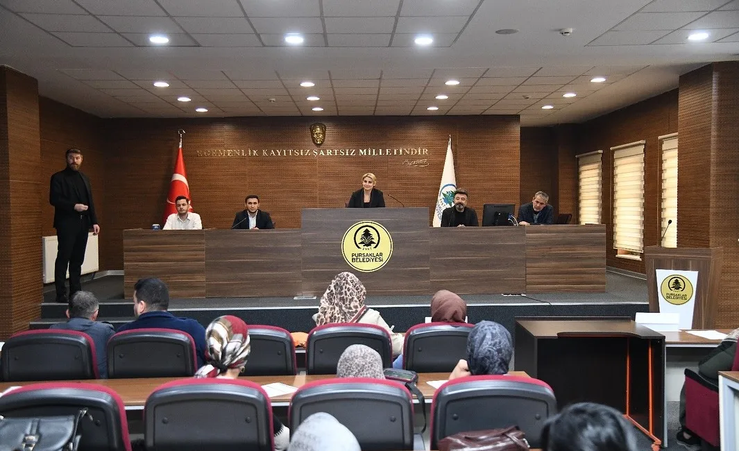 Pursaklar Belediyesi iş arayanlarla işverenleri buluşturdu Pursaklar Belediyesi, istihdamı artırmak amacıyla İstihdam Şefliği aracılığıyla iş arayan
