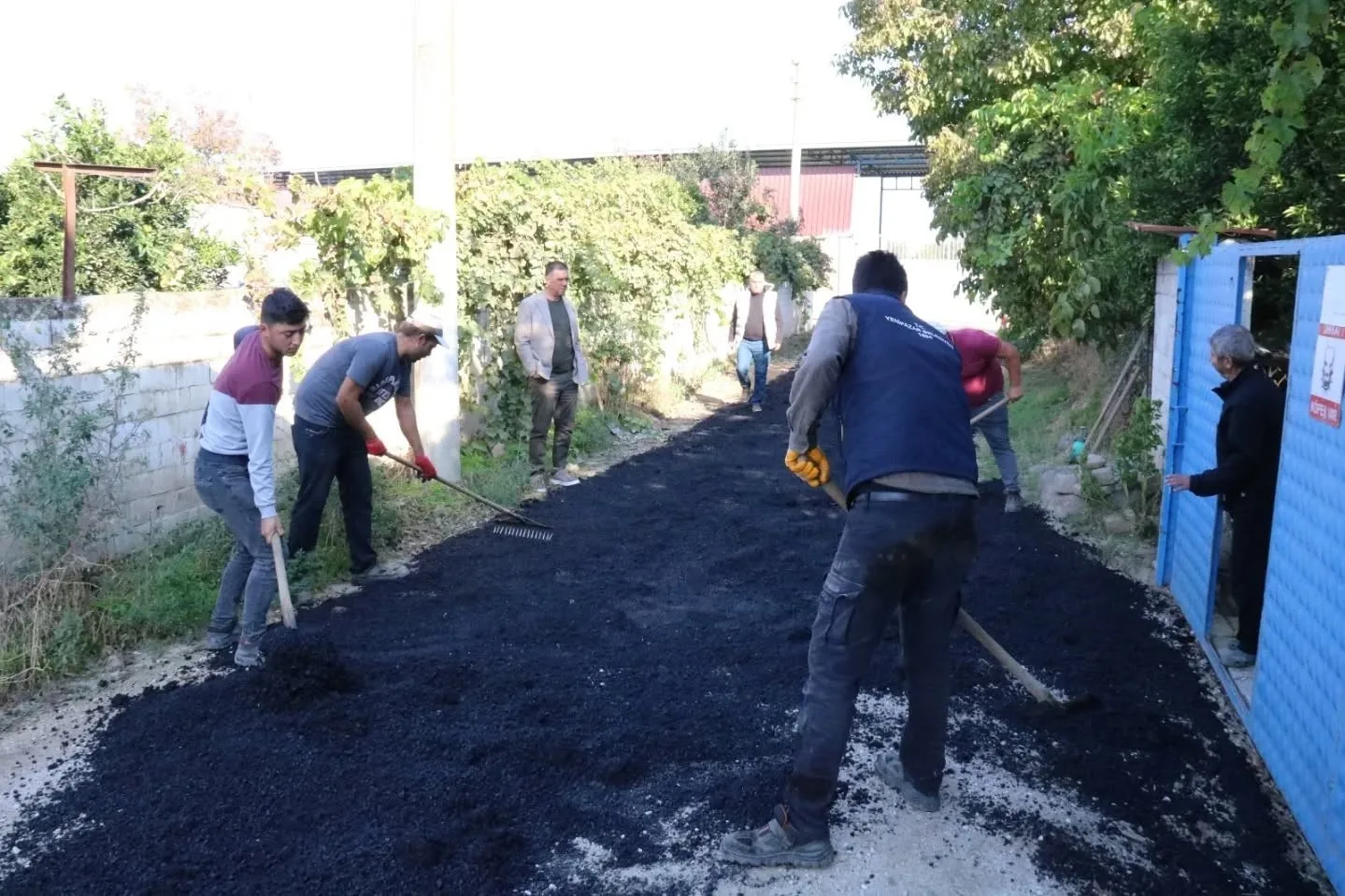 Aydın’ın Yenipazar ilçesinde belediye ekipleri, farklı mahallelerde eş zamanlı yol,