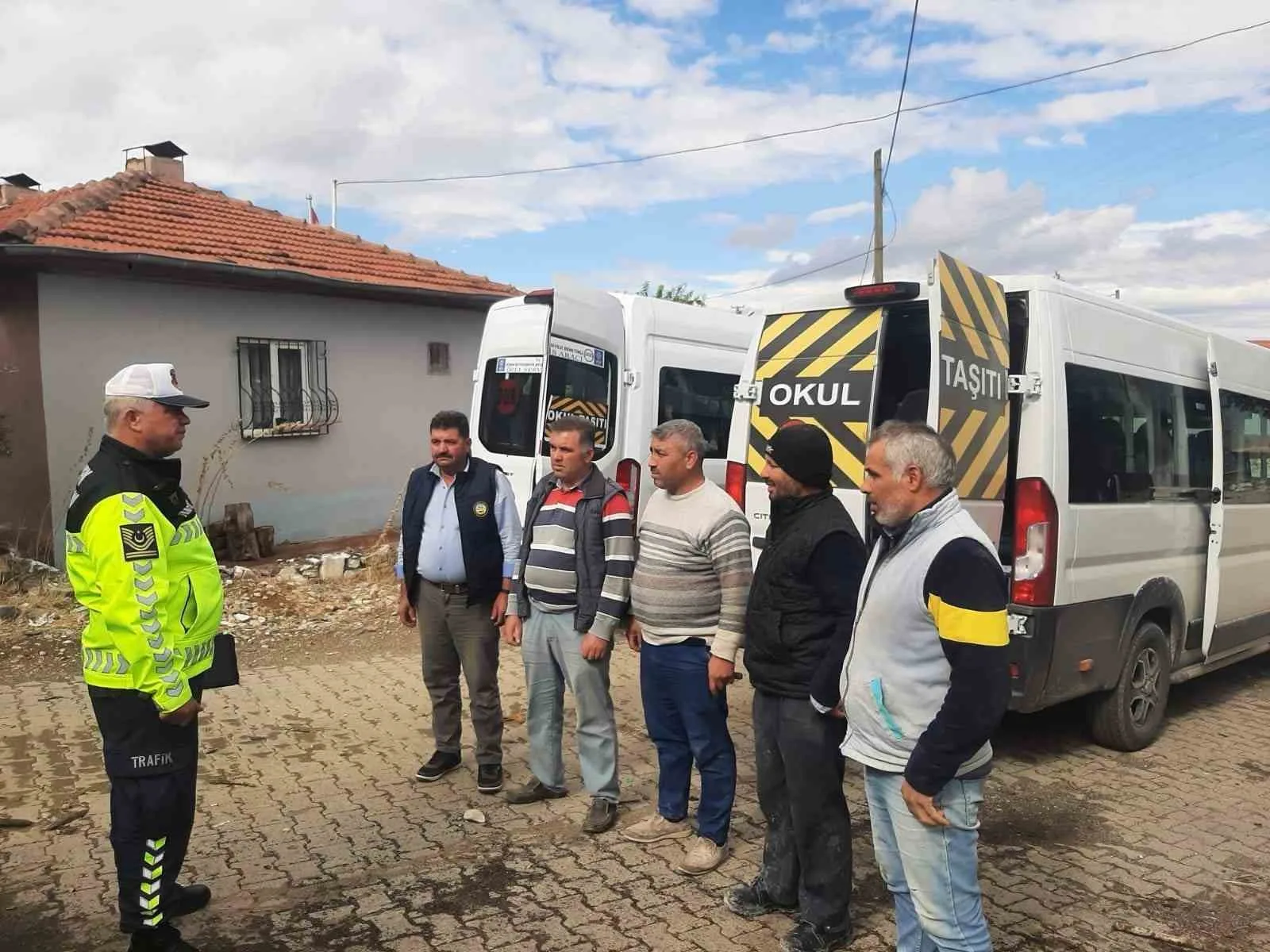 Aydın’ın Bozdoğan ve Koçarlı ilçelerinde jandarma ekipleri, okul servislerini denetleyerek