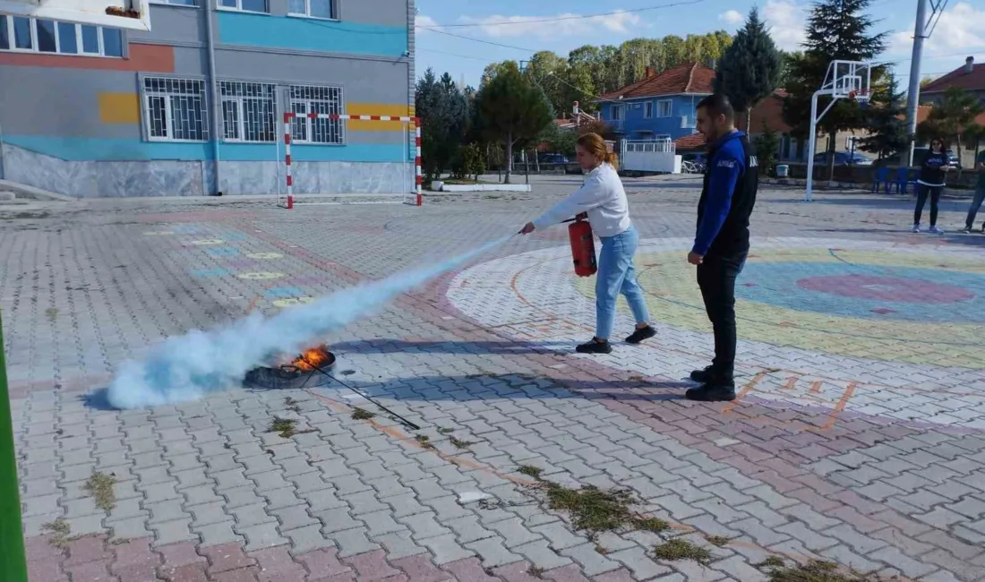 Afyonkarahisar AFAD ekipleri, Düzağaç Ortaokulu ve İstiklal İlkokulu’nda öğrencilerin afet