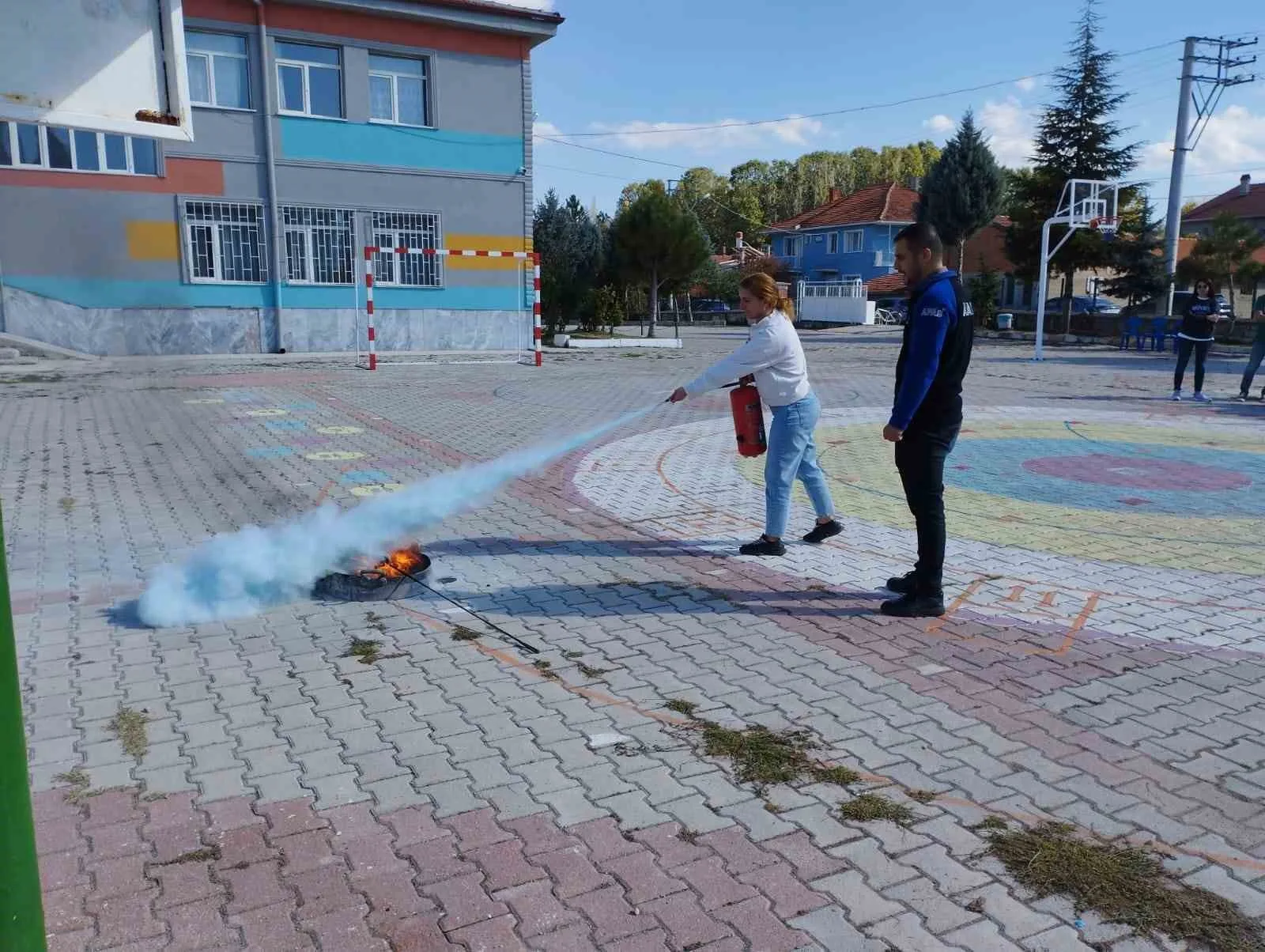 Afyonkarahisar AFAD ekipleri, Düzağaç Ortaokulu ve İstiklal İlkokulu’nda öğrencilerin afet