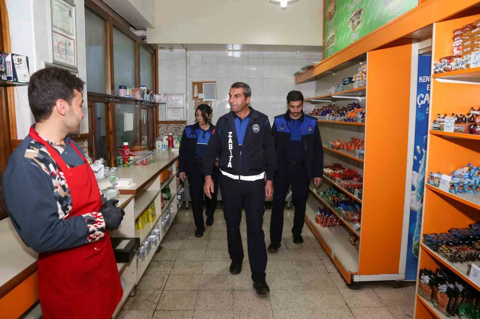 Meram Belediyesi ekipleri, öğrencilerin sağlıklı gıdaya ulaşması için okul kantinlerinde