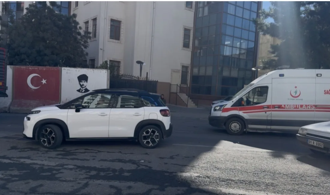 Mardin’de sürücüler yol vermedi, ambulans ters yöne girdi Mardin’in Mazıdağı ilçesinde trafik kilitlenince, sürücülerin ’fermuar sistemi’ uygulamaması nedeniyle