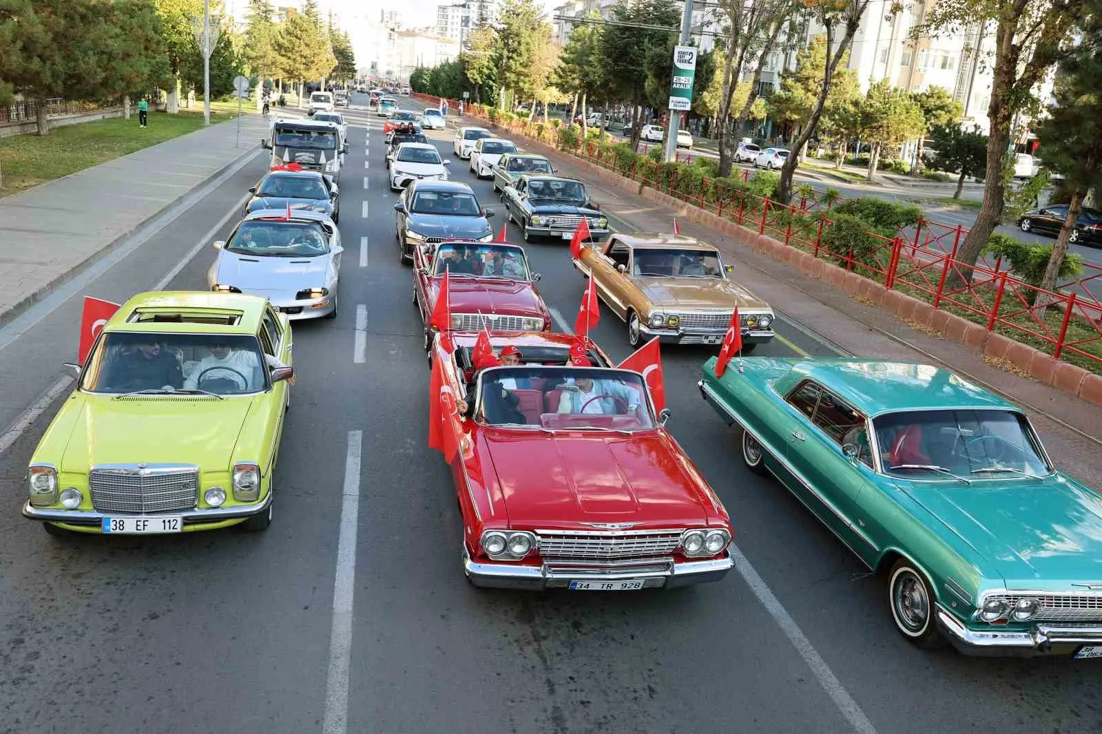 Talas Belediyesi, 29 Ekim Cumhuriyet Bayramı’nın 102. yılını klasik araç