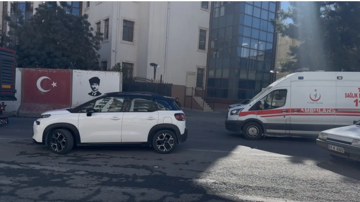 Mardin’in Mazıdağı ilçesinde trafik kilitlenince, sürücülerin ’fermuar sistemi’ uygulamaması nedeniyle