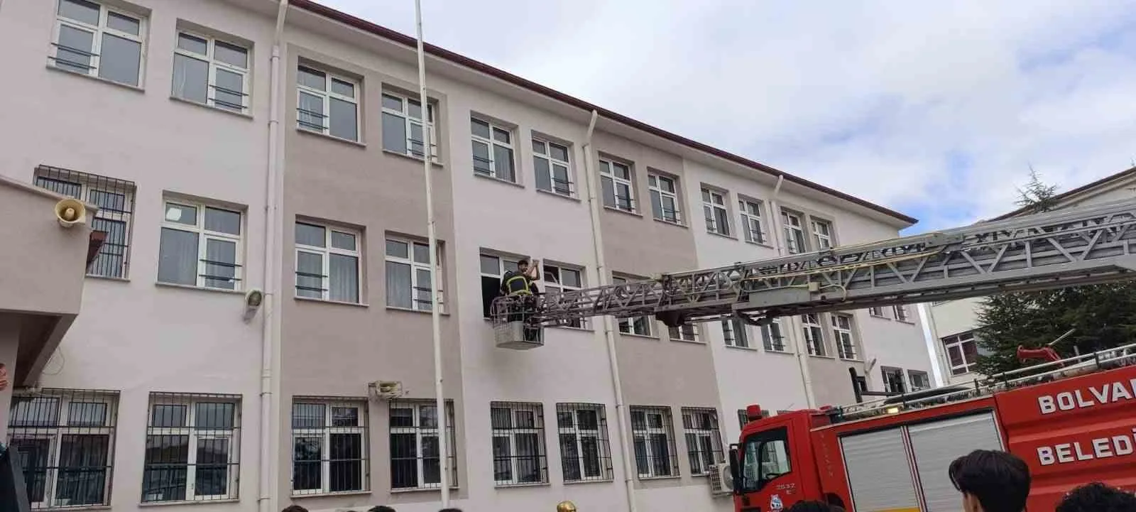 Afyonkarahisar’ın Bolvadin ilçesindeki okullarda, Afetler ve Dayanıklılık Ayı kapsamında deprem