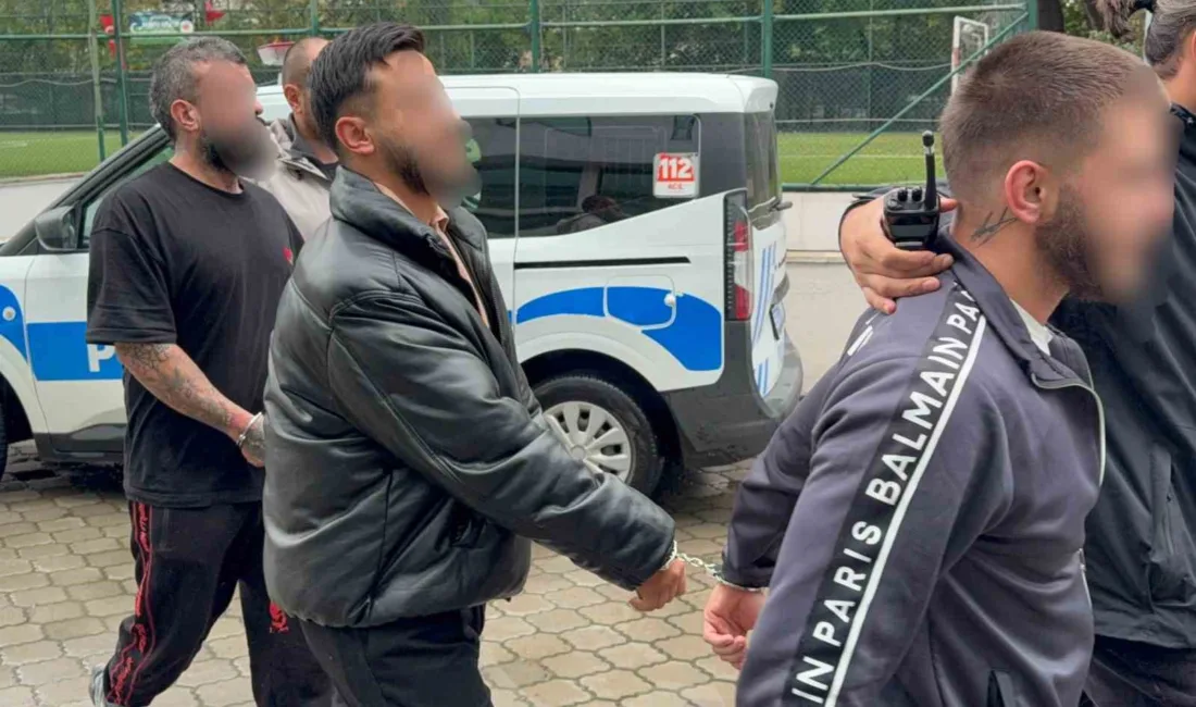 Atakum’da spor salonu önünde park halindeki otomobile ateş açan 3
