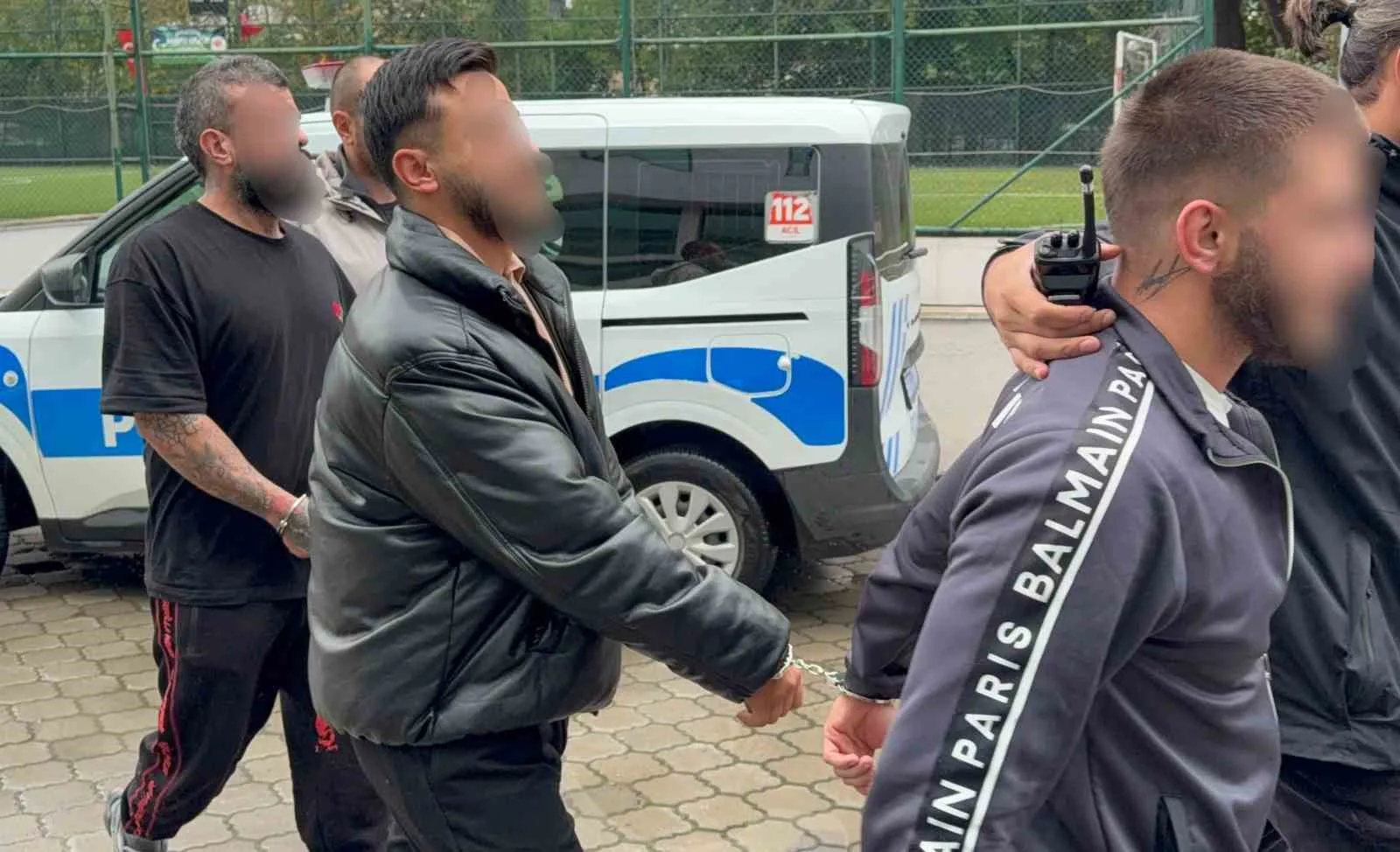 Atakum’da spor salonu önünde park halindeki otomobile ateş açan 3