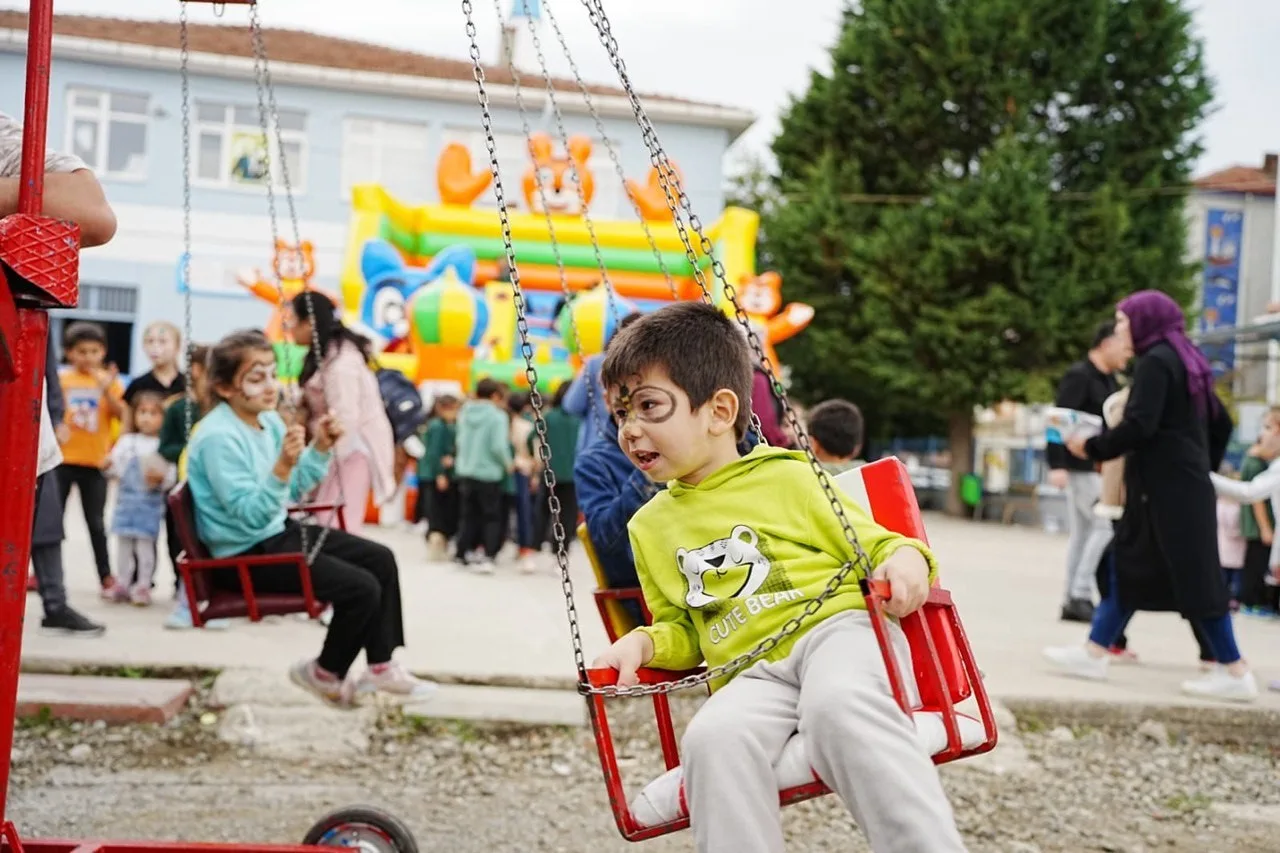 Samsun Büyükşehir Belediyesi’nin başlattığı “Biz Geldik Projesi” ile çocuklar eğleniyor,