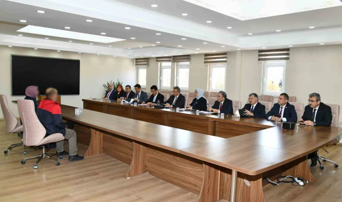 Ardahan Valisi Hayrettin Çiçek, halk günü programında vatandaşlarla bir araya