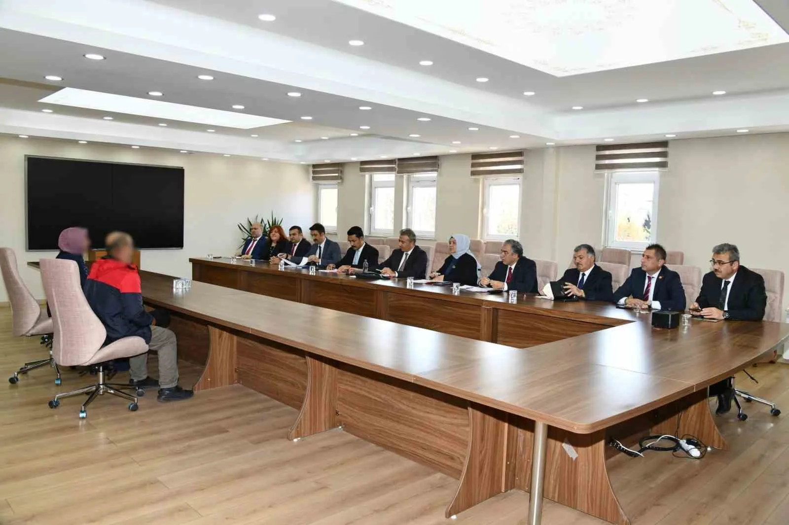 Ardahan Valisi Hayrettin Çiçek, halk günü programında vatandaşlarla bir araya