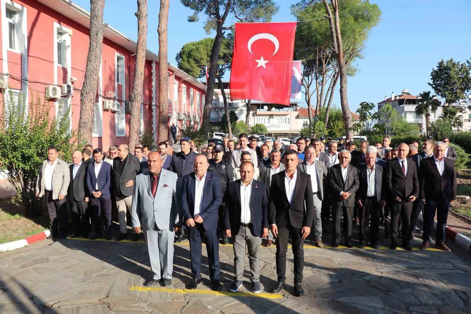 19 Ekim Muhtarlar Günü dolayısıyla Bozdoğan’da düzenlenen törende, muhtarlar Atatürk