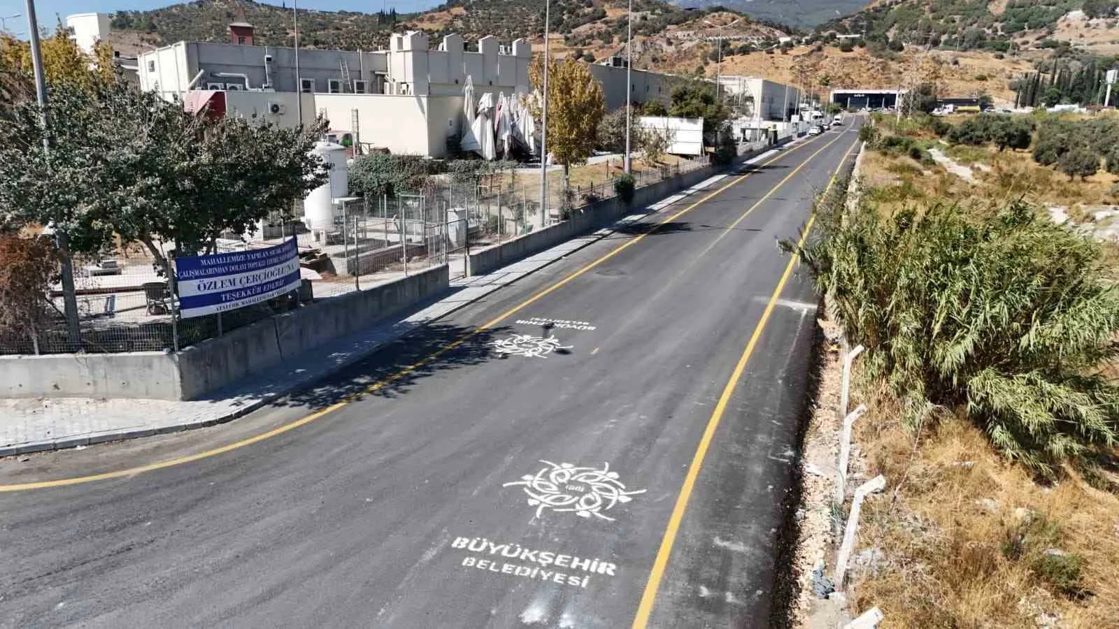 Aydın Büyükşehir Belediyesi, kent genelinde eş zamanlı olarak yürüttüğü yol