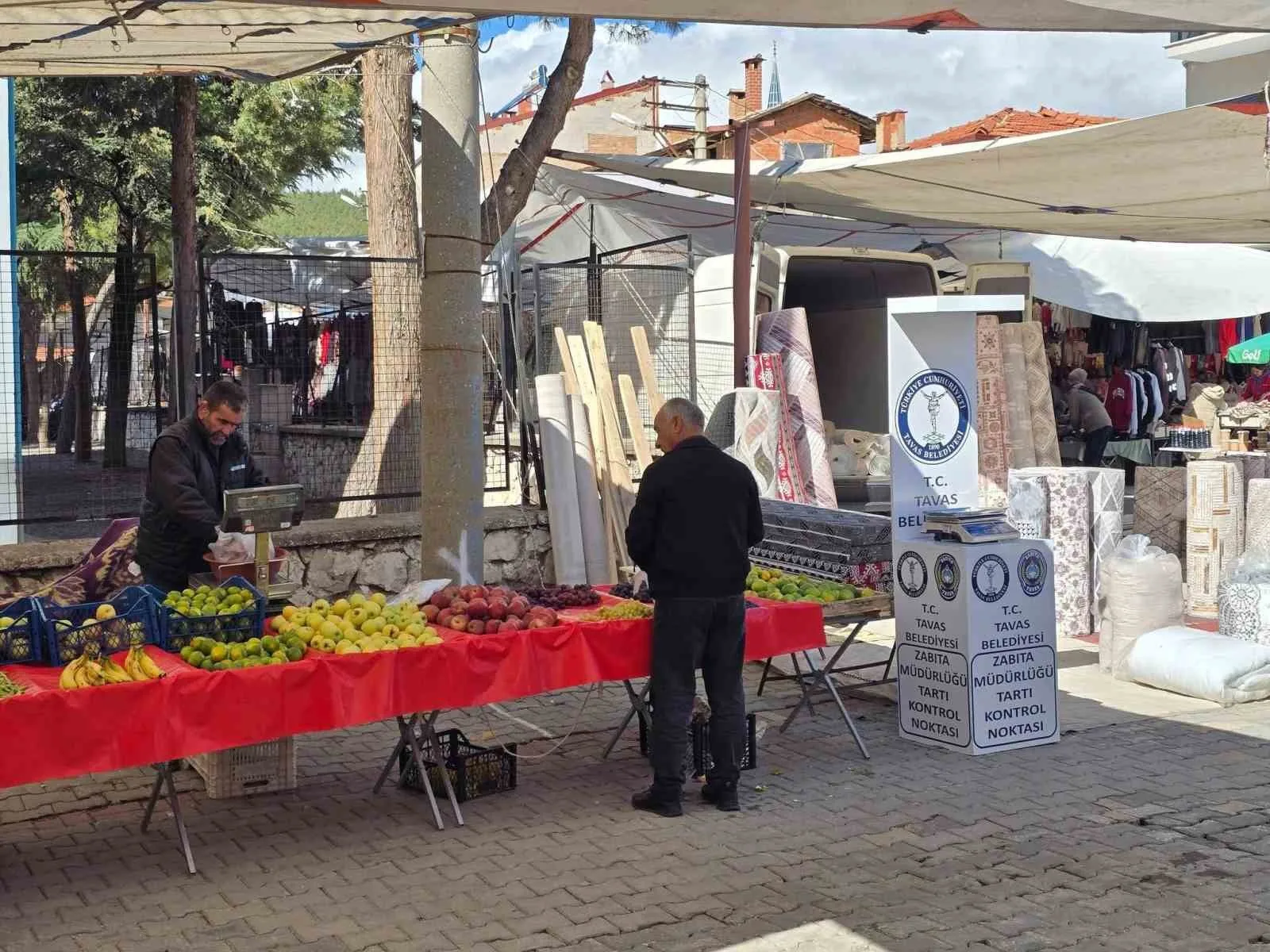 Denizli’nin Tavas ilçesinde semt pazarlarında başlatılan tartı kontrol noktası uygulamasıyla