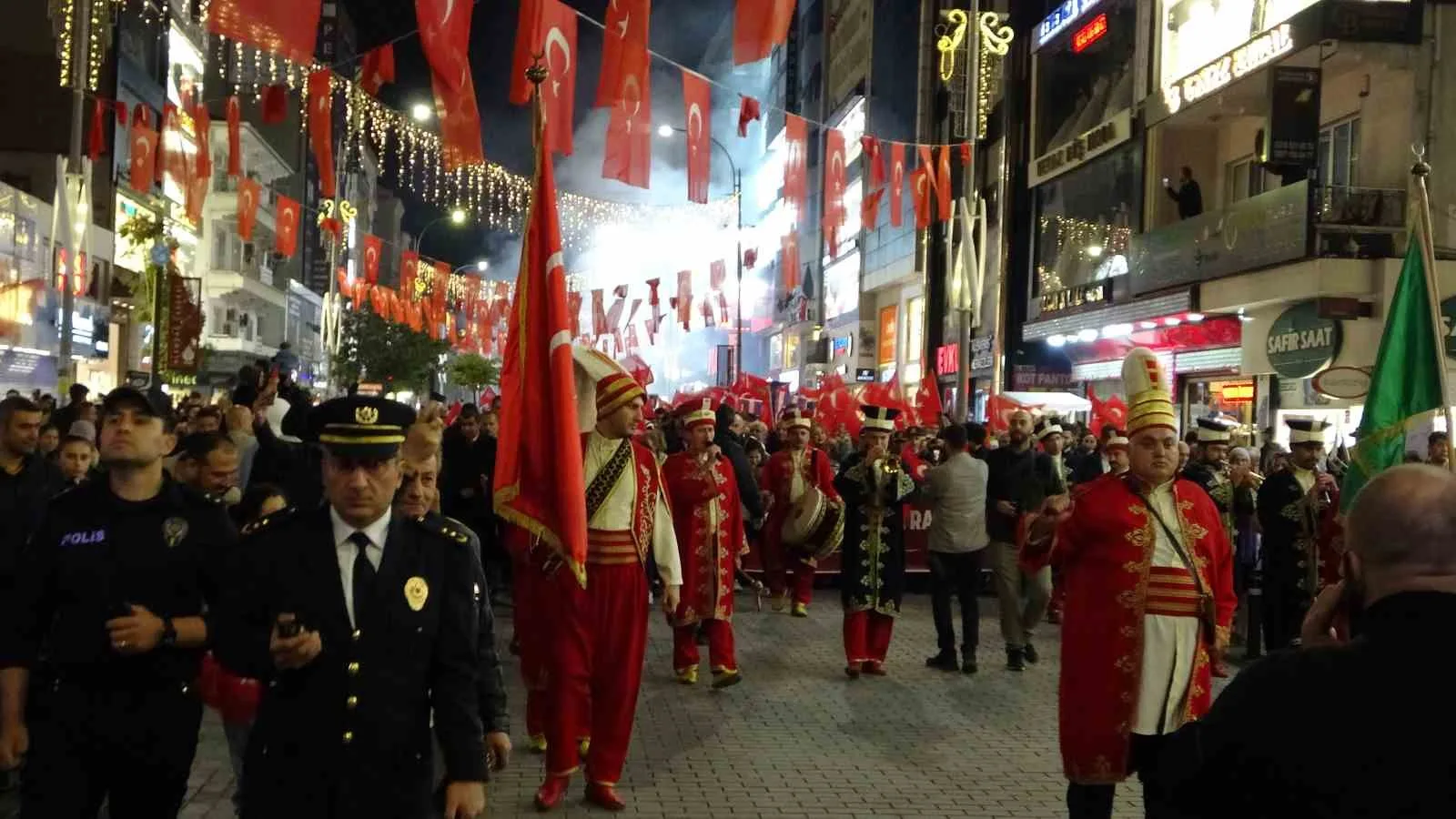 Ümraniye’de 29 Ekim Cumhuriyet Bayramı, binlerce vatandaşın katıldığı fener alayı
