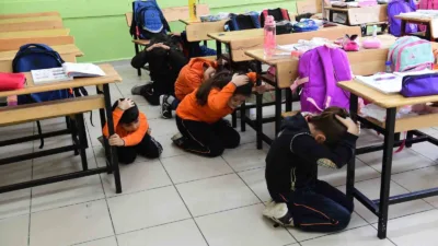 Osmangazi Belediyesinin Mümin Canbaz İlkokulunda düzenlediği kapsamlı eğitimde deprem, yangın