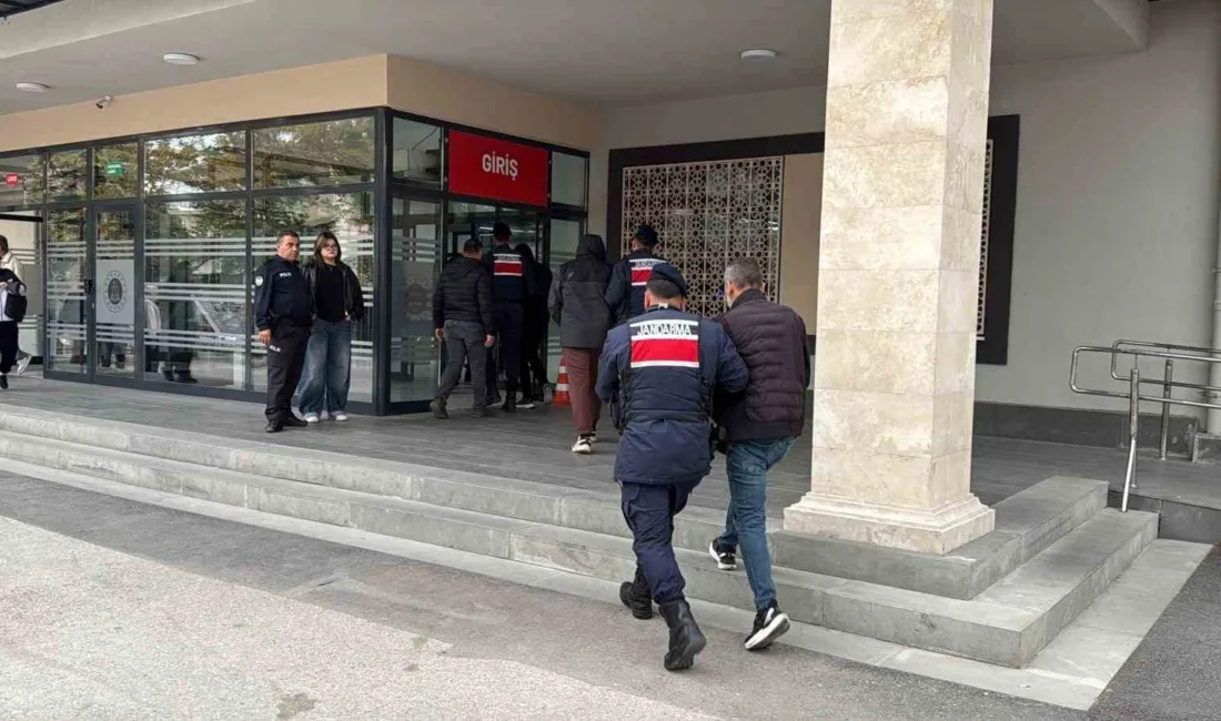 Jandarma ekipleri, kendilerini hakim ve savcı olarak tanıtıp vatandaşları “hesaplarınız