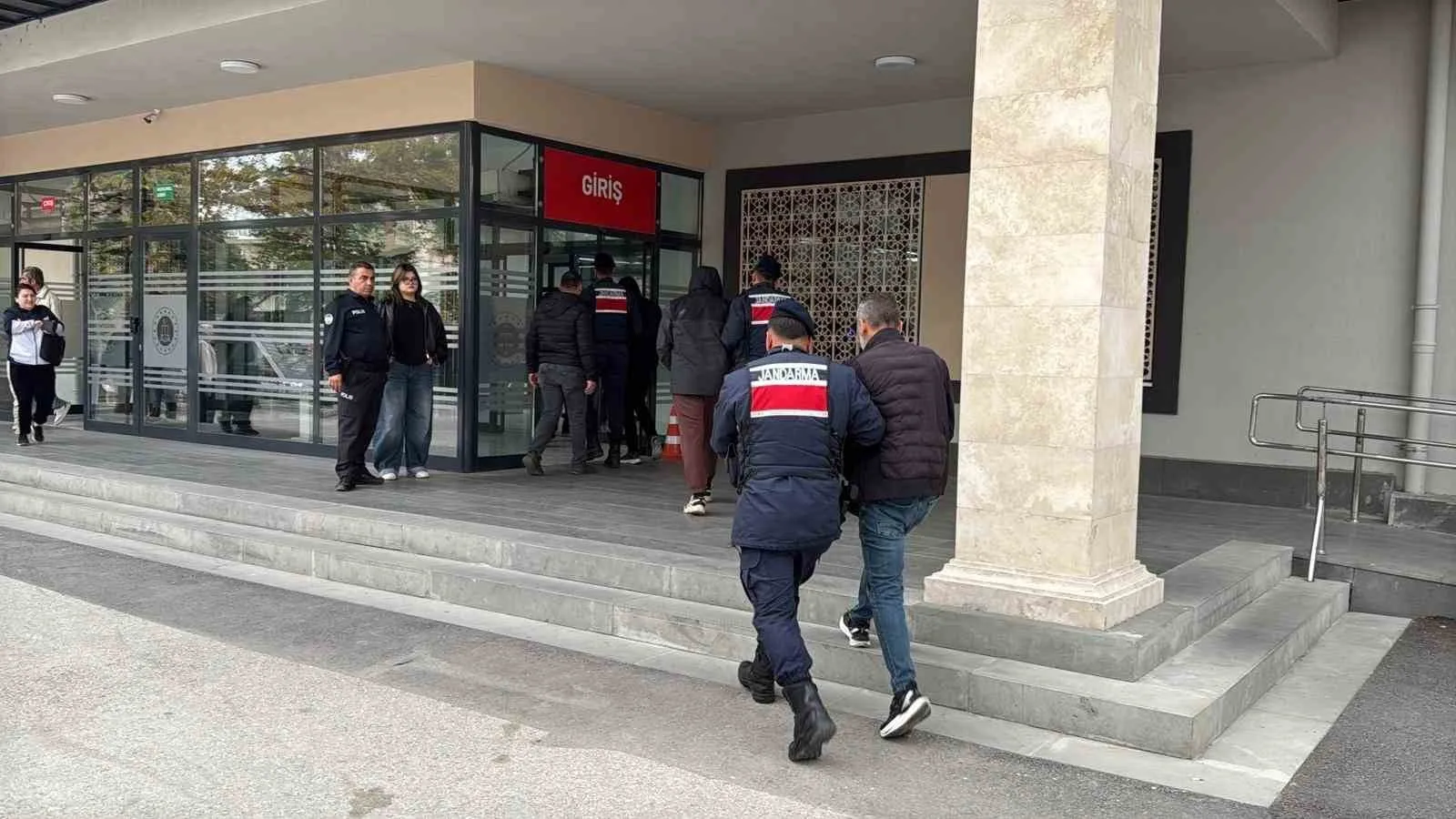 Jandarma ekipleri, kendilerini hakim ve savcı olarak tanıtıp vatandaşları “hesaplarınız