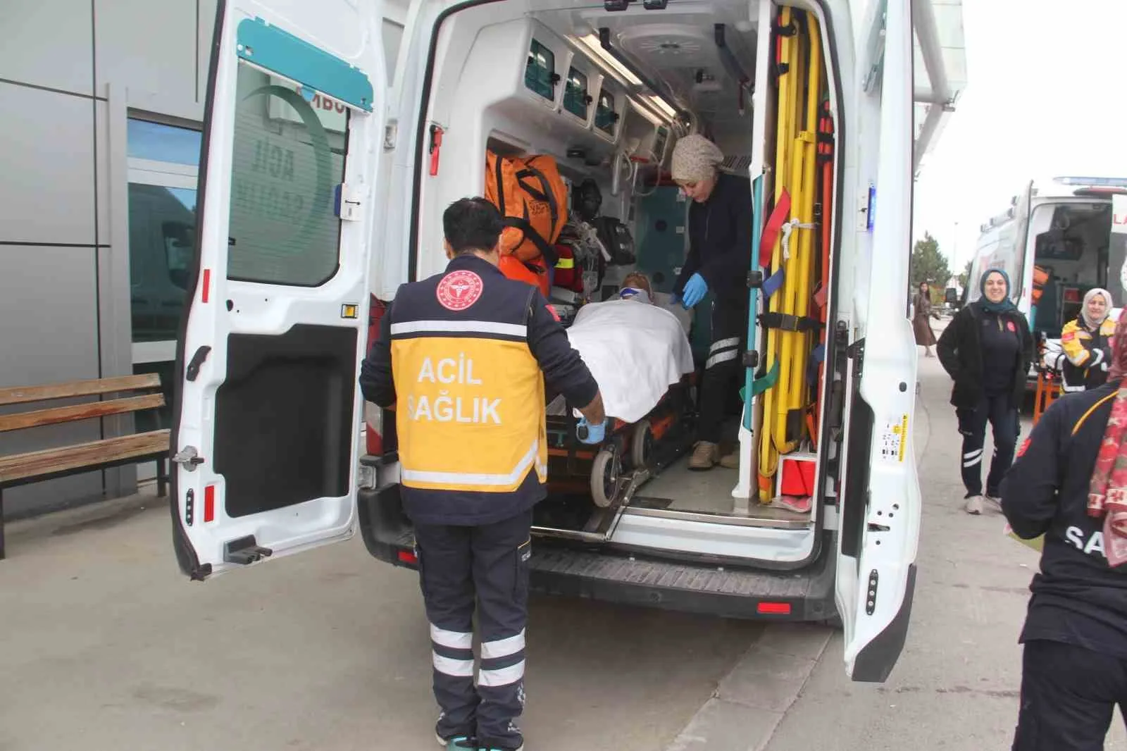 Konya’nın Beyşehir ilçesinde danasının ani saldırısına uğrayan bir besici yaralanarak