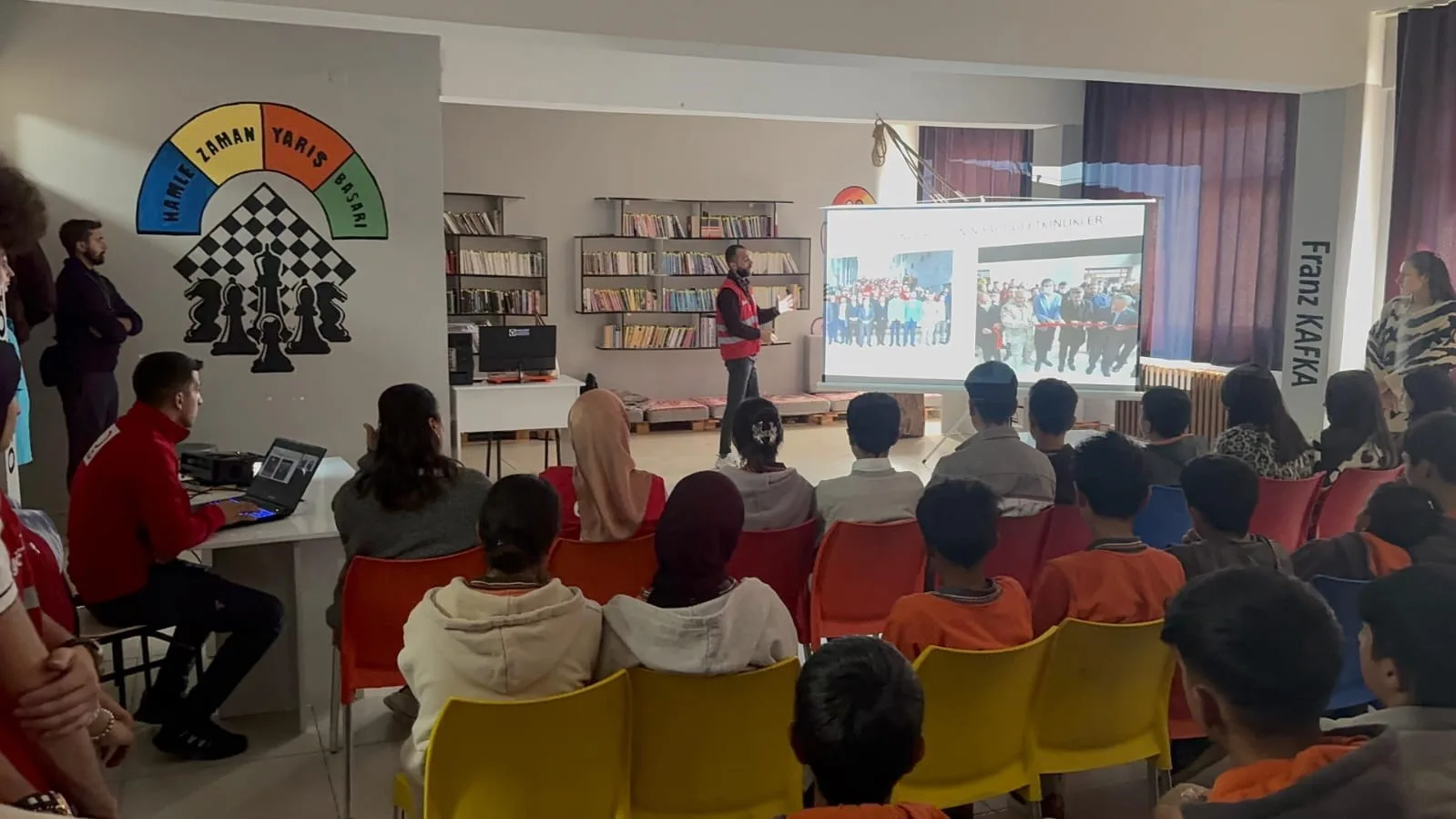 Kızılay Haftası kapsamında Patnos’ta düzenlenen seminerlerde lise öğrencilerine Kızılay’ın afetlerdeki