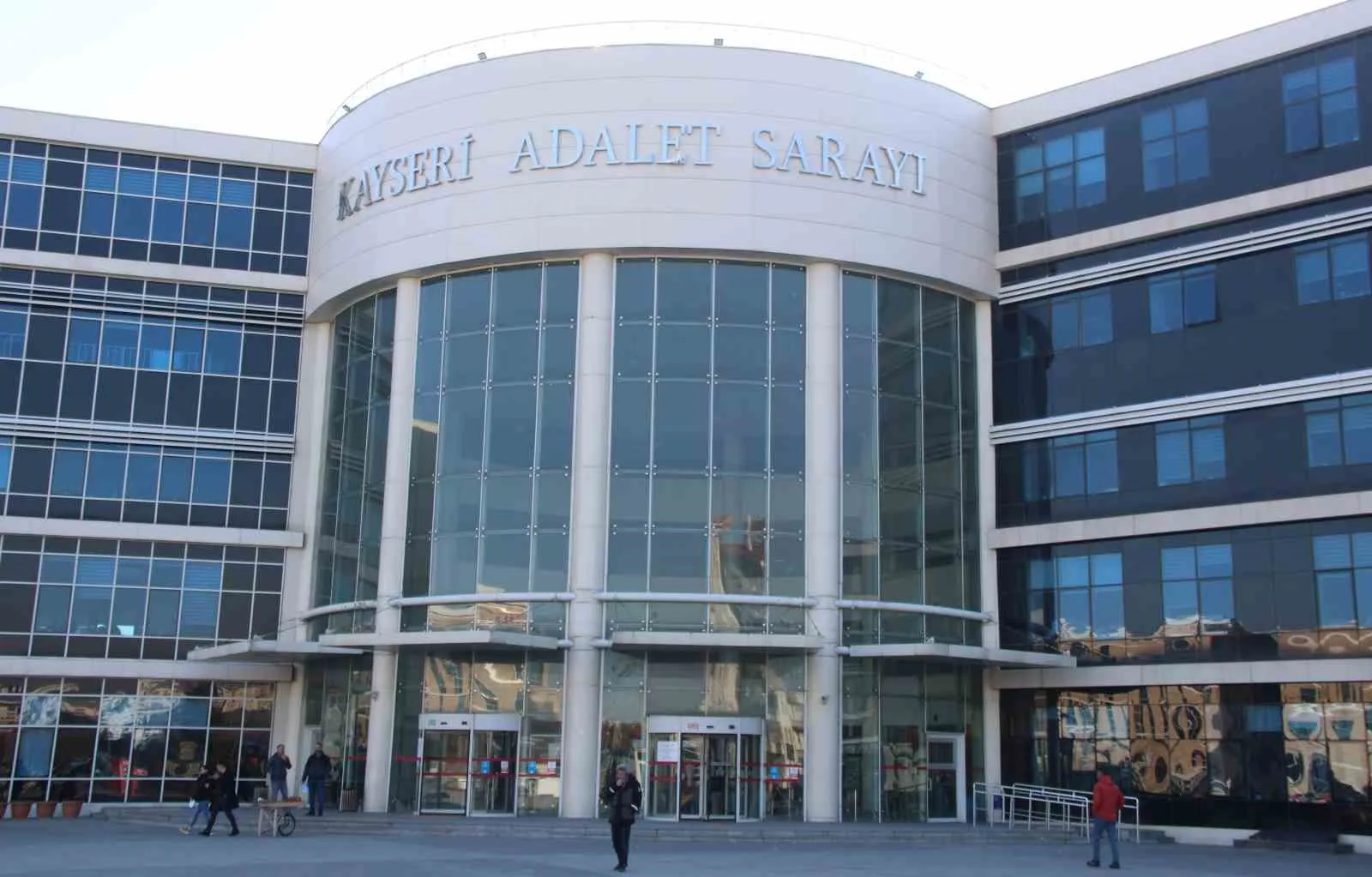 Kayseri’de uyuşturucu ticareti yapmak suçundan yargılanan iki sanık, mahkemenin suçun