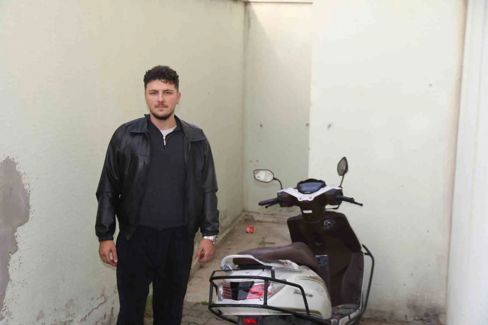 Eskişehir’de 23 yaşındaki kuryenin kontak anahtarını üzerinde bıraktığı motosiklet, bakkala