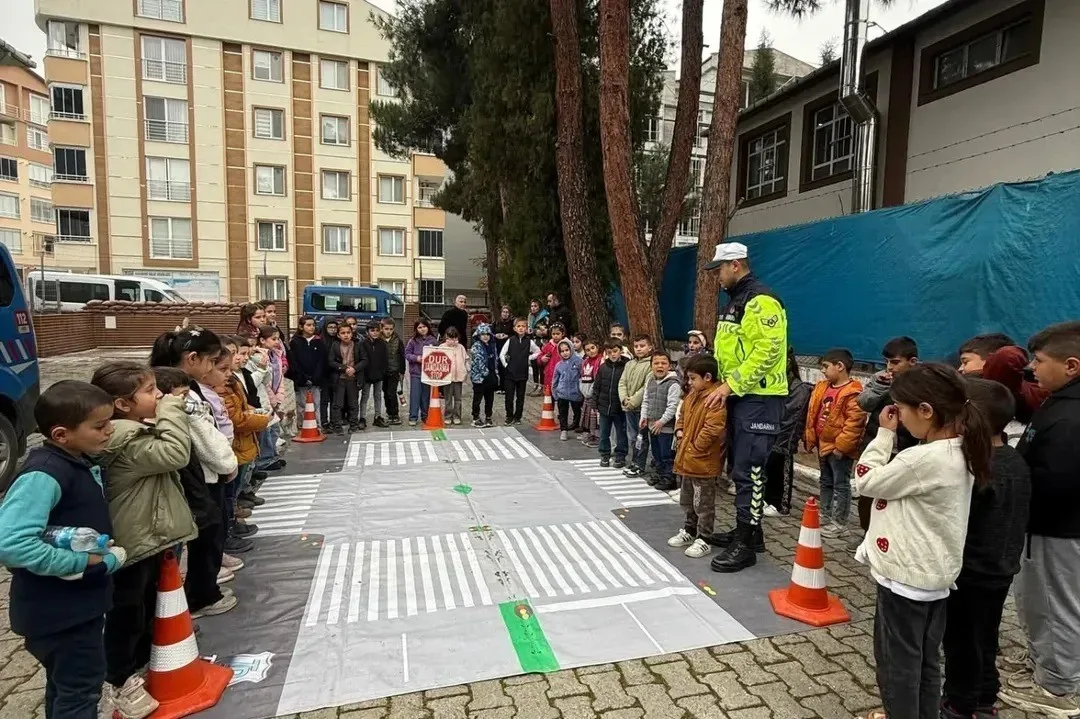 Boyabat’ta üç ilkokuldan öğrenciler, atölye çalışmalarından trafik eğitimine, kültürel miras