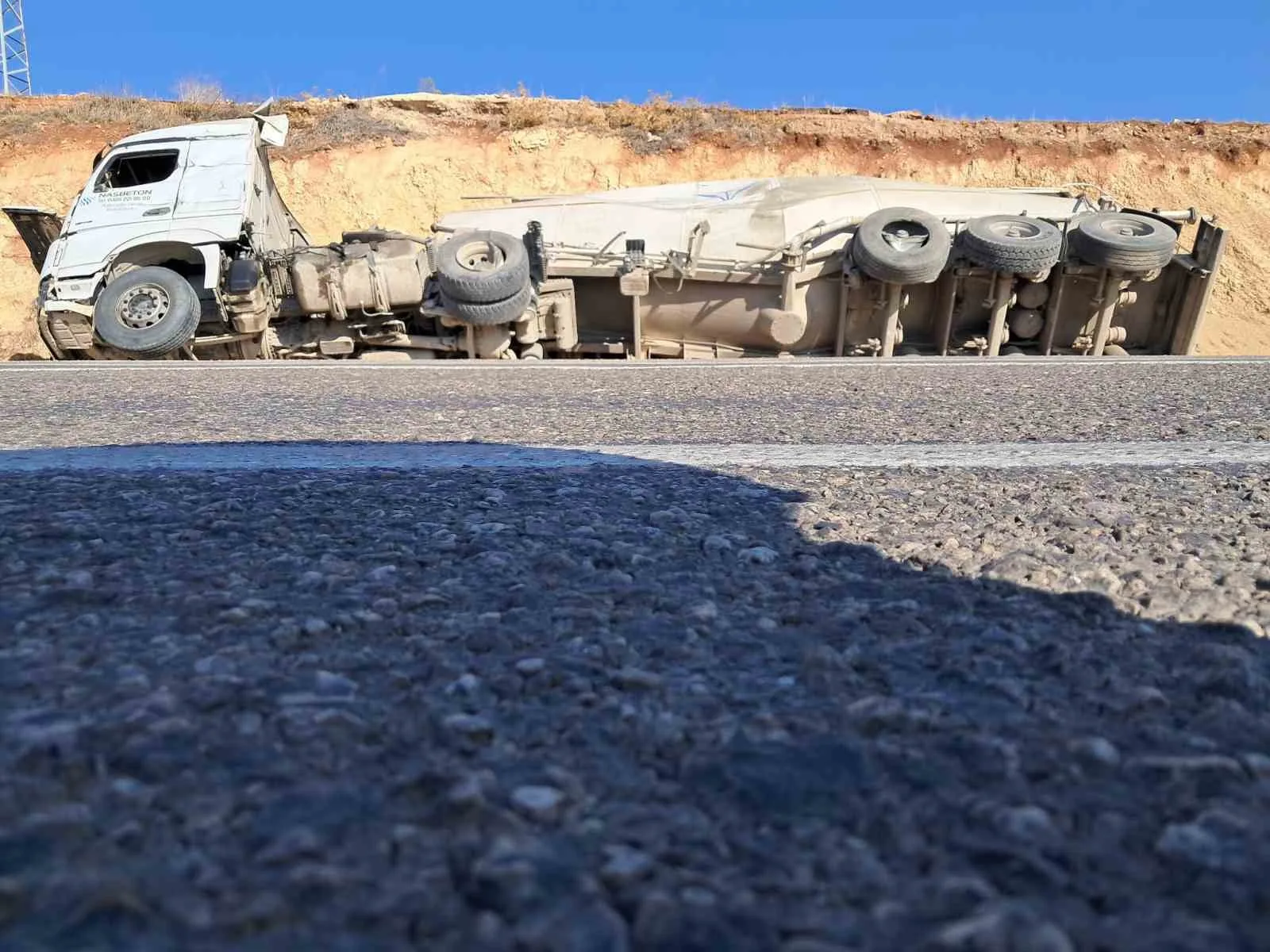 Kilis-Hatay kara yolunda kamyon, tır ve beton mikserinin çarpıştığı kazada