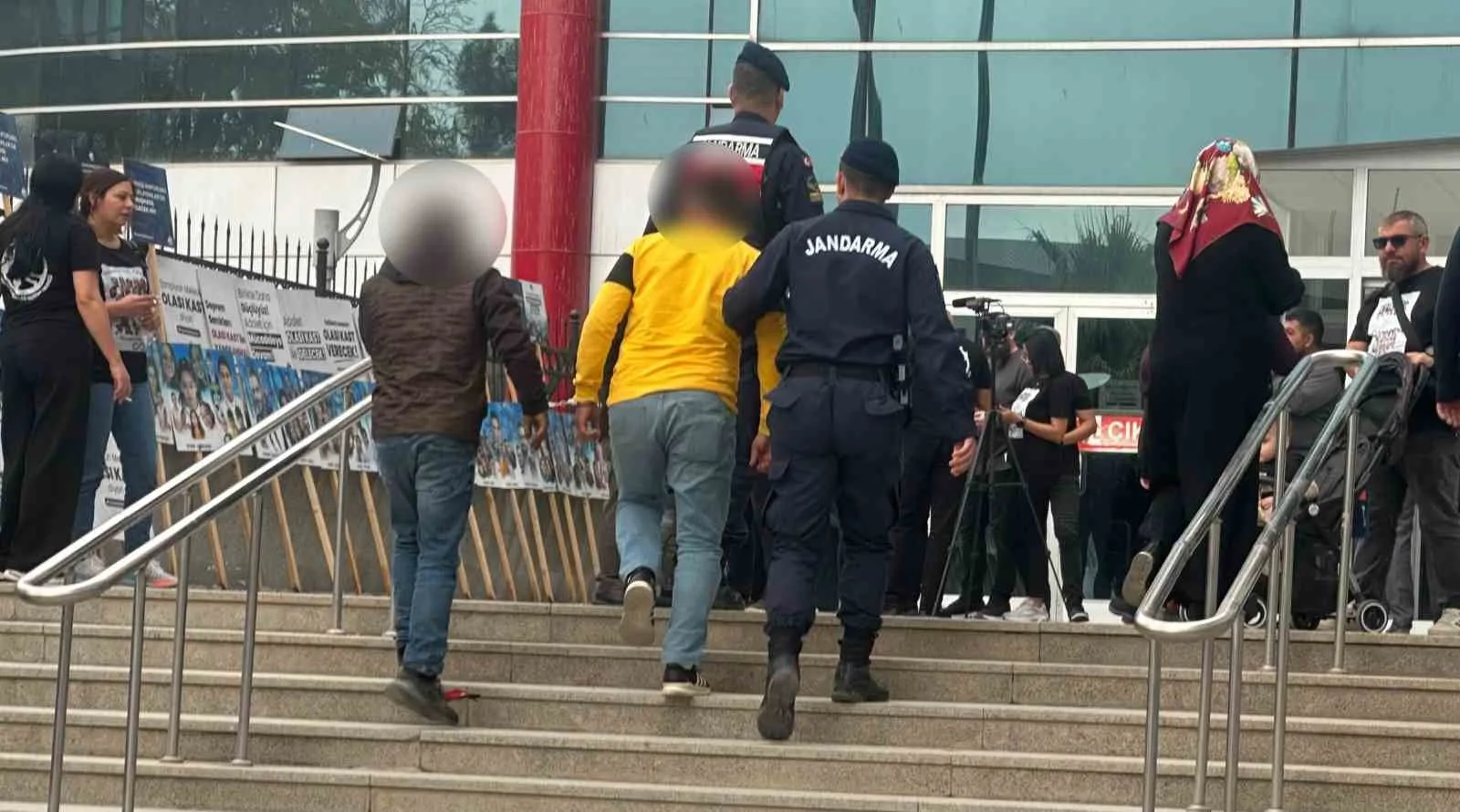 Adıyaman’da konteyner kentte meydana gelen hırsızlık olayıyla ilgili çalışma yapan