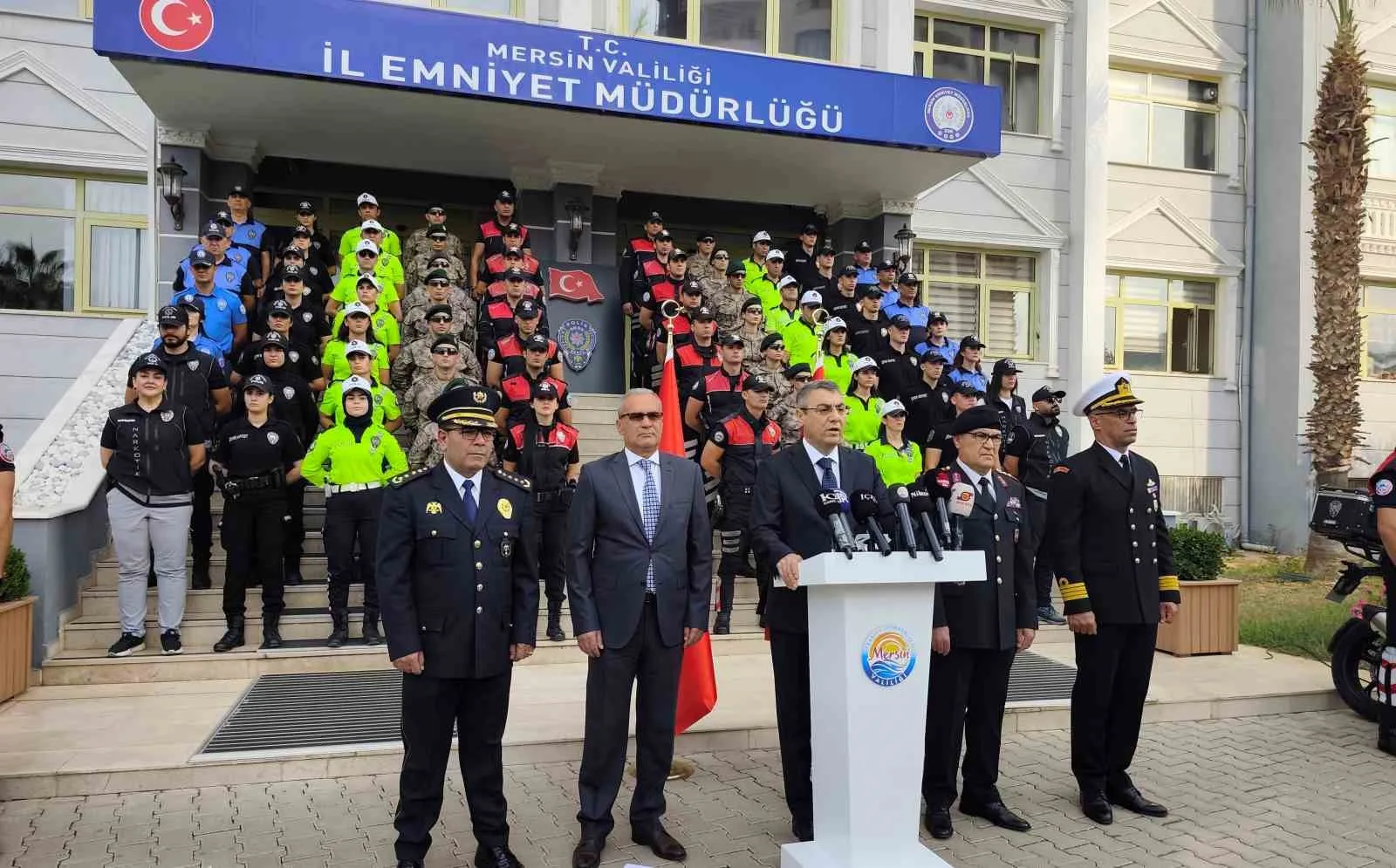 Mersin’de düzenlenen ‘Narkokapan-Mersin’ operasyonu kapsamında 10 ilde eş zamanlı baskınlarda