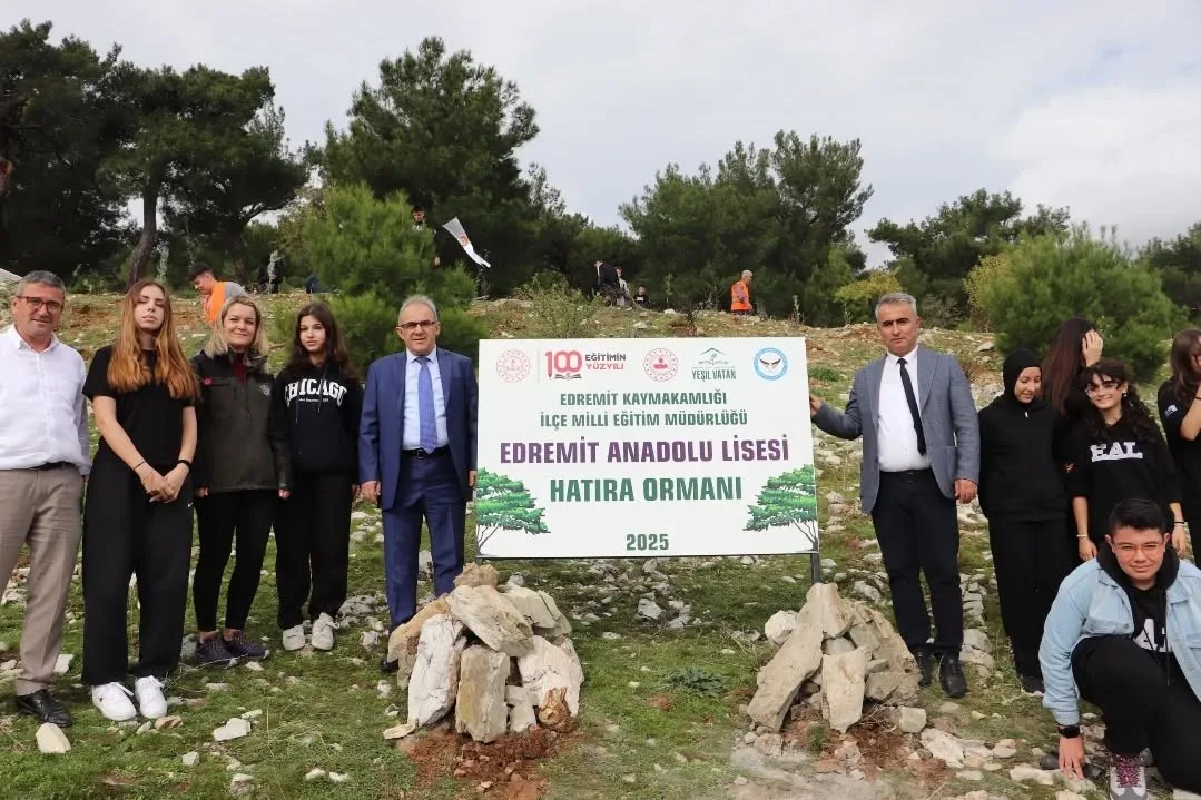 Edremit Anadolu Lisesi öğrencileri, Güre Kavurmacılar Mahallesi’nde oluşturulan Hatıra Ormanı’nda