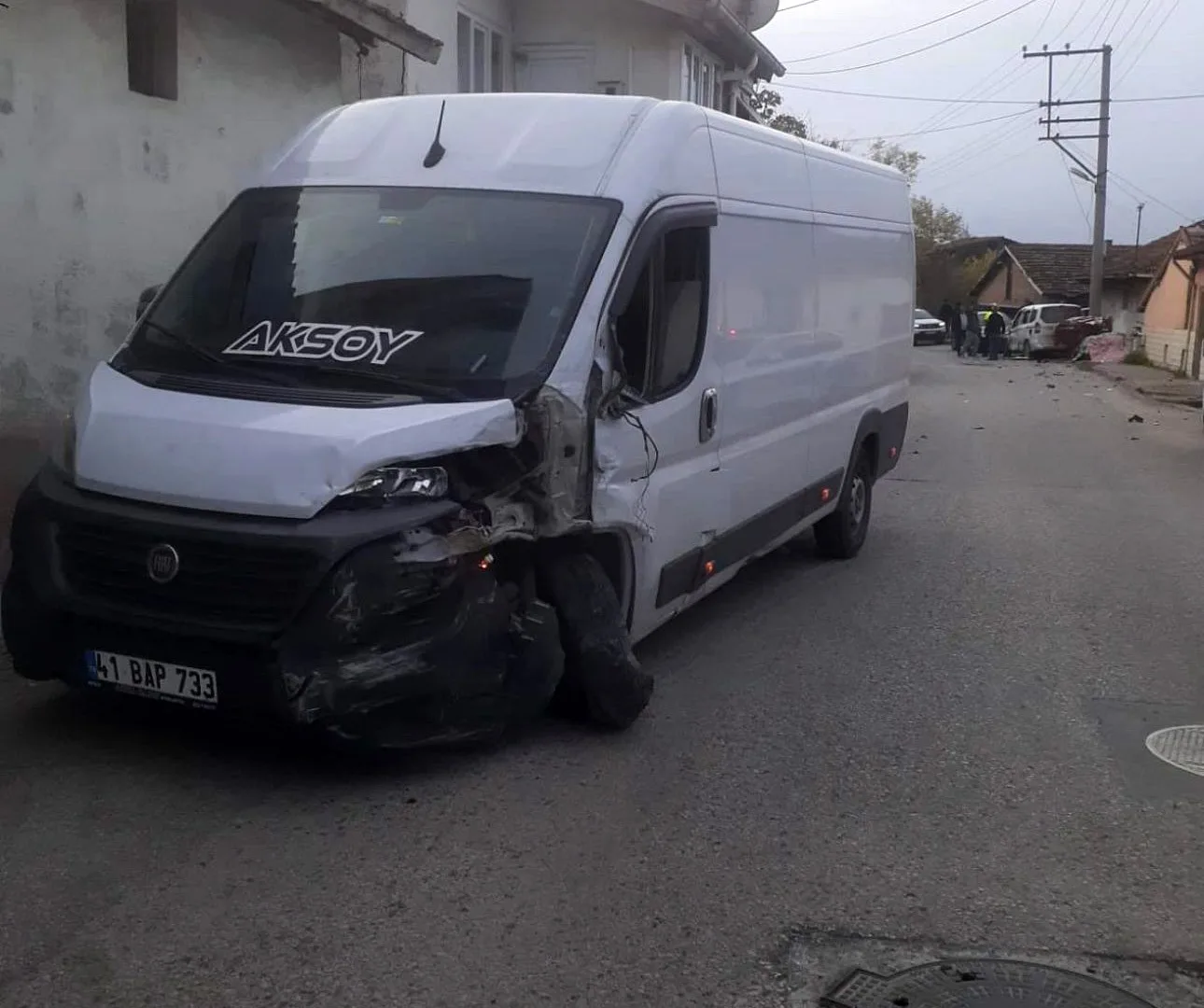 Taşkent Caddesi’nde minibüs ile hafif ticari aracın çarpışması sonucu 2
