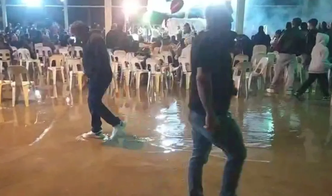 Antalya’nın Serik ilçesinde sağanak yağışın suyla doldurduğu pistte davetliler paçalarını