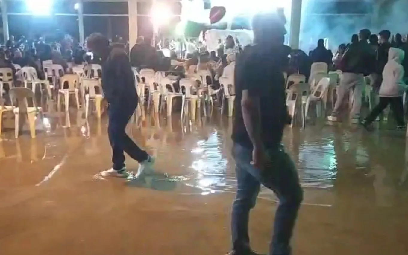 Antalya’nın Serik ilçesinde sağanak yağışın suyla doldurduğu pistte davetliler paçalarını
