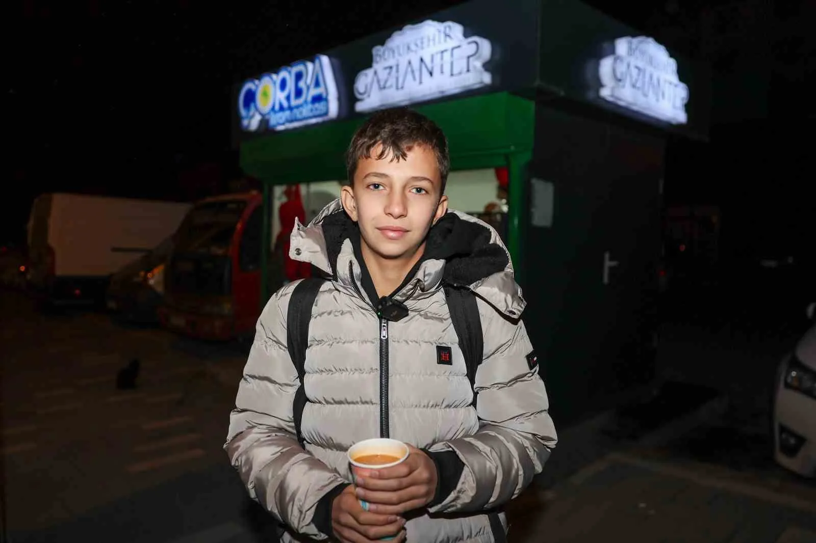 Gaziantep Büyükşehir Belediyesi, kent genelinde kurduğu 39 çorba ikram noktasında