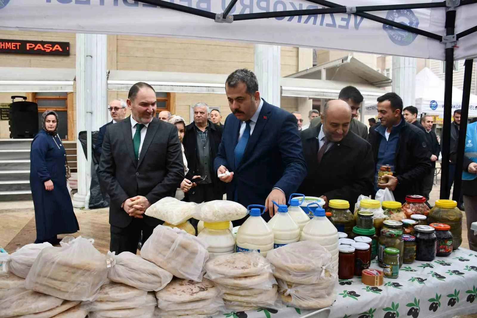 Samsun’un Vezirköprü ilçesinde müftülük öncülüğünde kurulan “Gazze Hayır Çarşısı” büyük