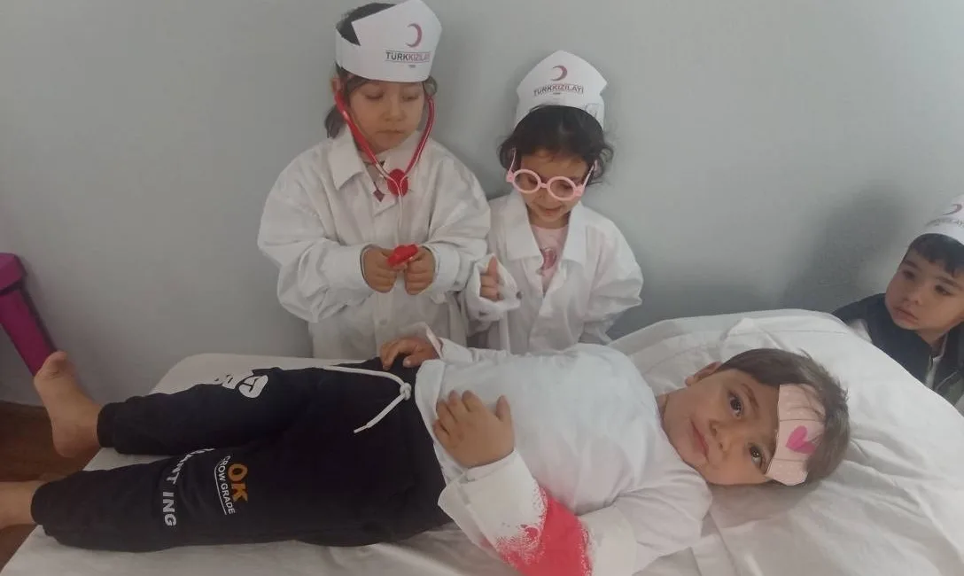 Anamur’da miniklerden Kızılay Haftası’na anlamlı etkinlik Anamur’da 4-6 yaş Kur’an kursu öğrencileri, Kızılay Haftası kapsamında düzenlenen