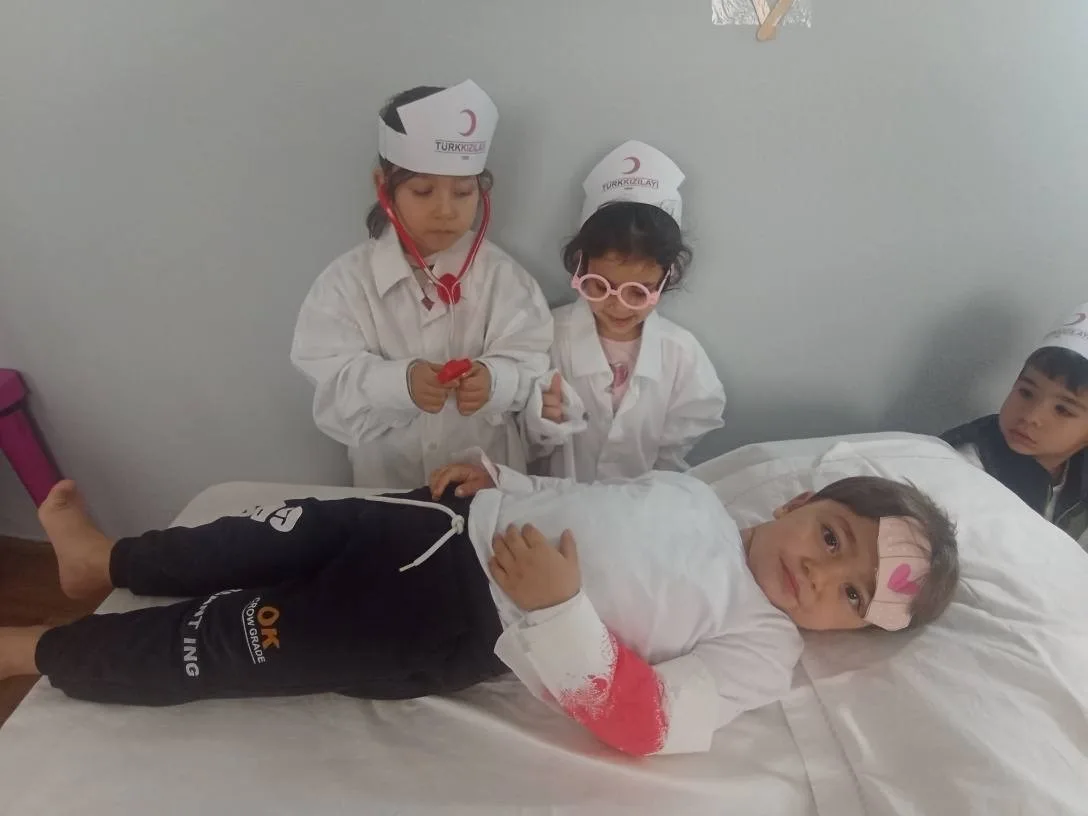 Anamur’da 4-6 yaş Kur’an kursu öğrencileri, Kızılay Haftası kapsamında düzenlenen