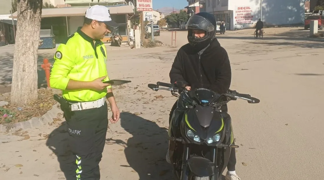 Gölbaşı’nda motosiklet sürücülerine trafik denetimi Adıyaman’ın Gölbaşı ilçesinde trafik polisleri, kask kullanımı ve evrak kontrollerine