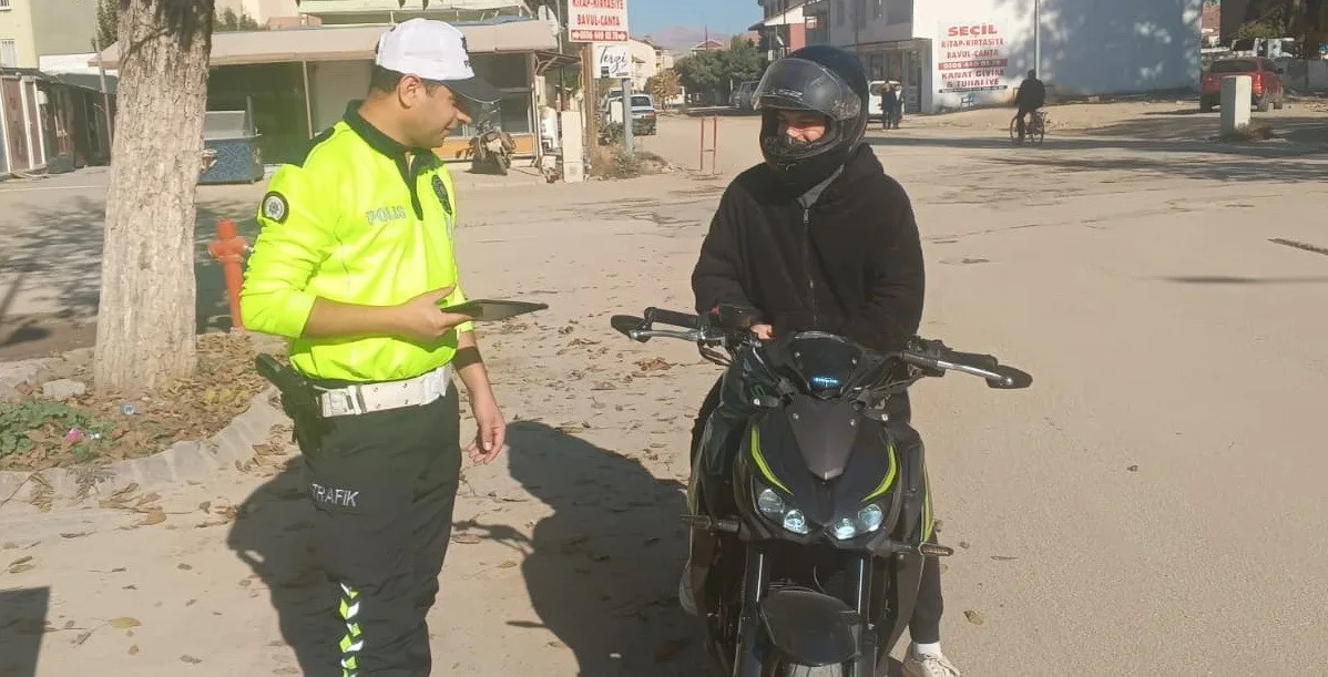 Adıyaman’ın Gölbaşı ilçesinde trafik polisleri, kask kullanımı ve evrak kontrollerine