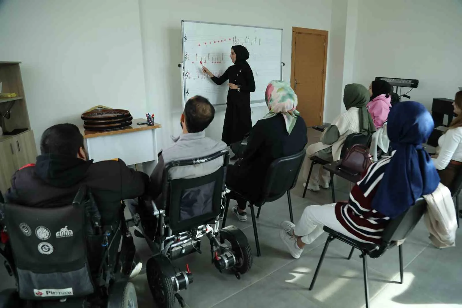 Bingöl Belediyesi Engelsiz Yaşam Merkezi, okuma-yazmadan müziğe, halk oyunlarından sanat