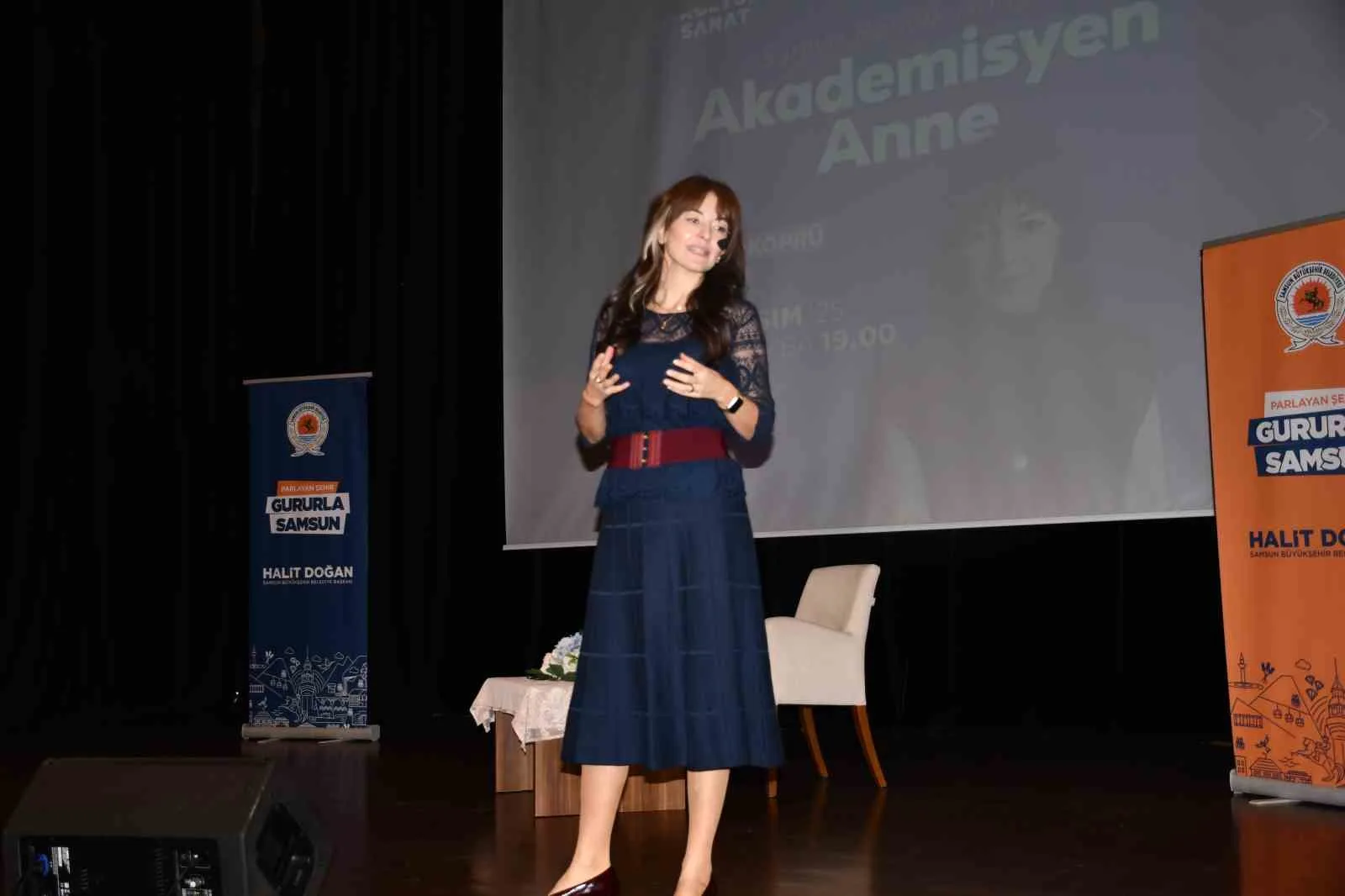 Vezirköprü’de düzenlenen “Bilinçli Ebeveynlik” söyleşisinde Saniye Bencik Kangal, çocuk gelişiminde