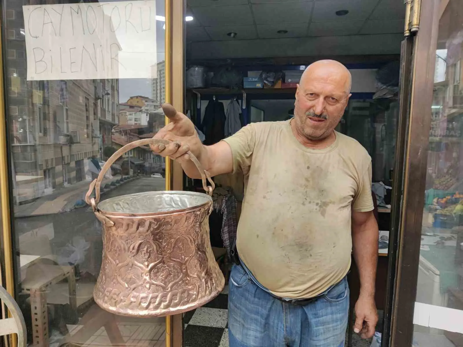 Rize’de 30 yılı aşkın süredir bakır parlatma işiyle uğraşan 66
