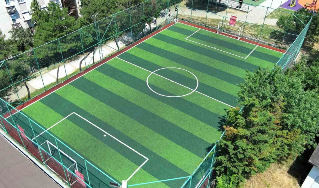 Kağıthane Belediyesi ilçedeki spor sahalarını baştan sona yenileyerek gençlere ücretsiz