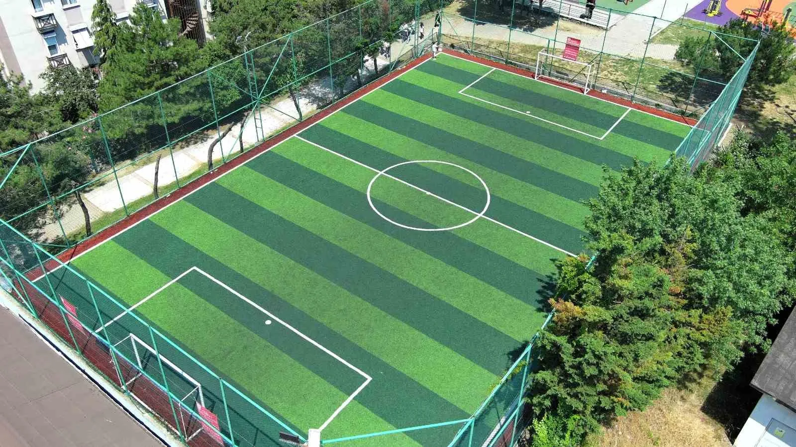 Kağıthane Belediyesi ilçedeki spor sahalarını baştan sona yenileyerek gençlere ücretsiz